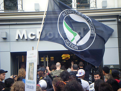 Парижский Вегги Прайд 2008 оккупирует McDonalds